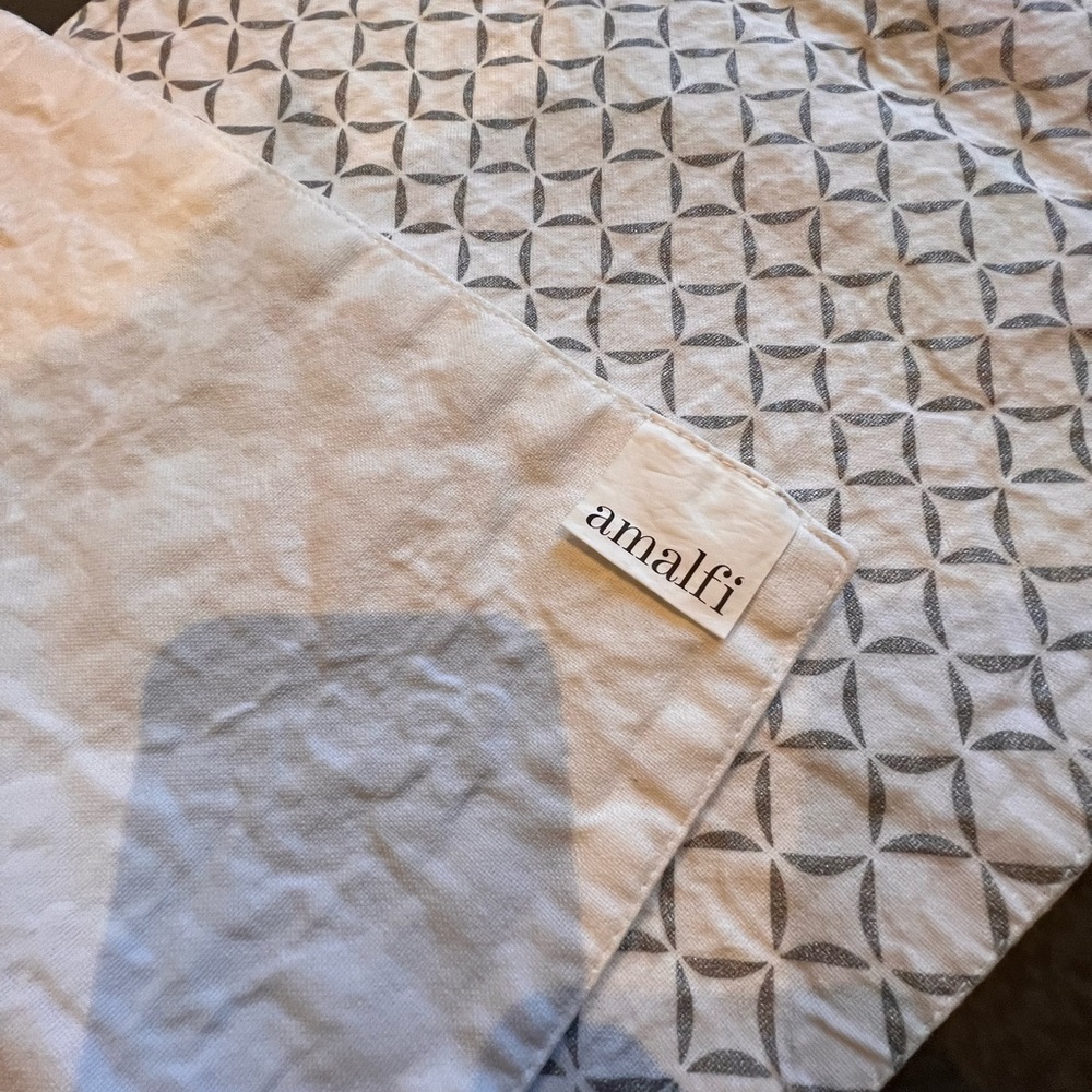 Amalfi white and silver table runner